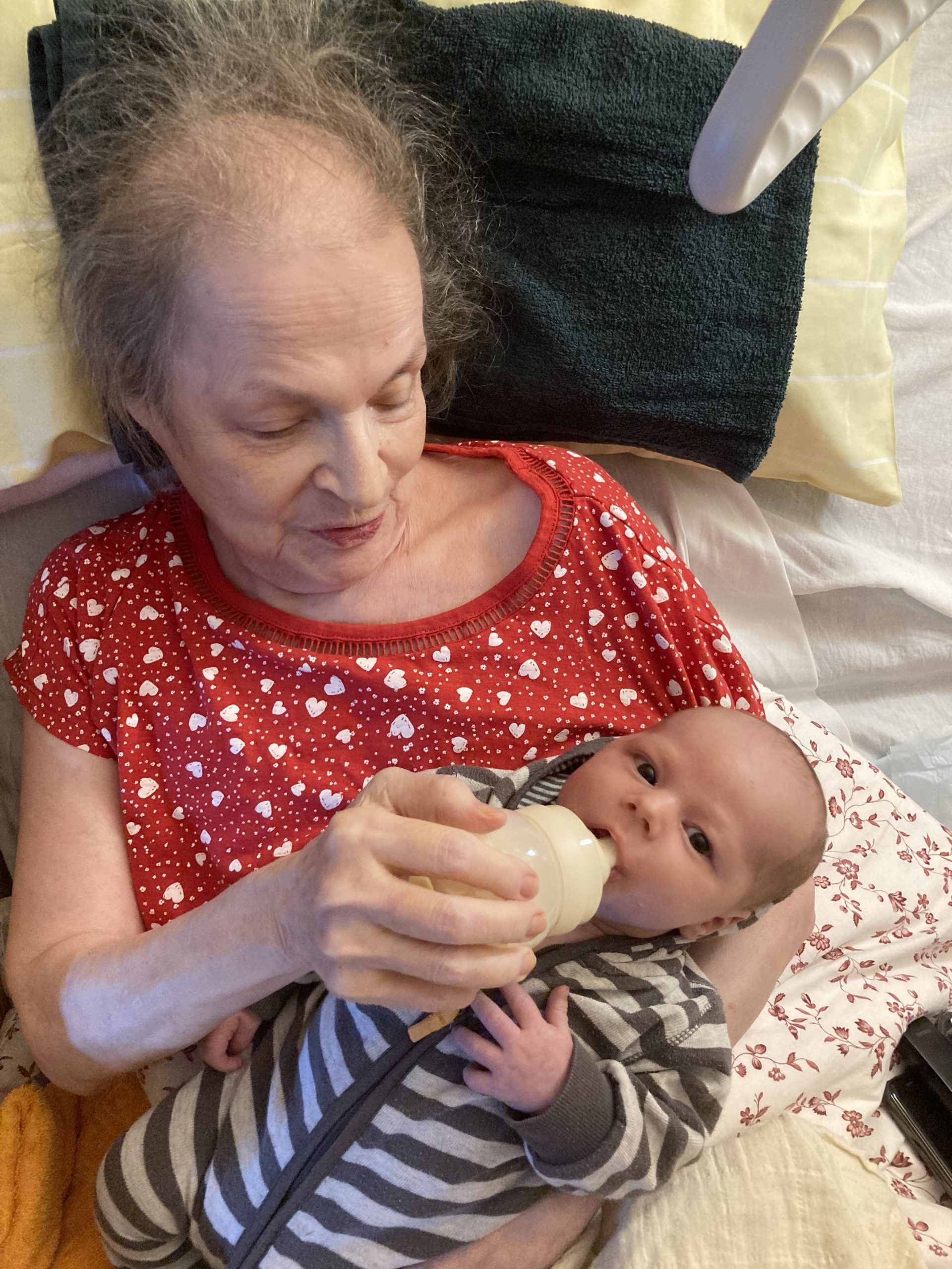 Helene füttert ihren Enkel. Foto: privat