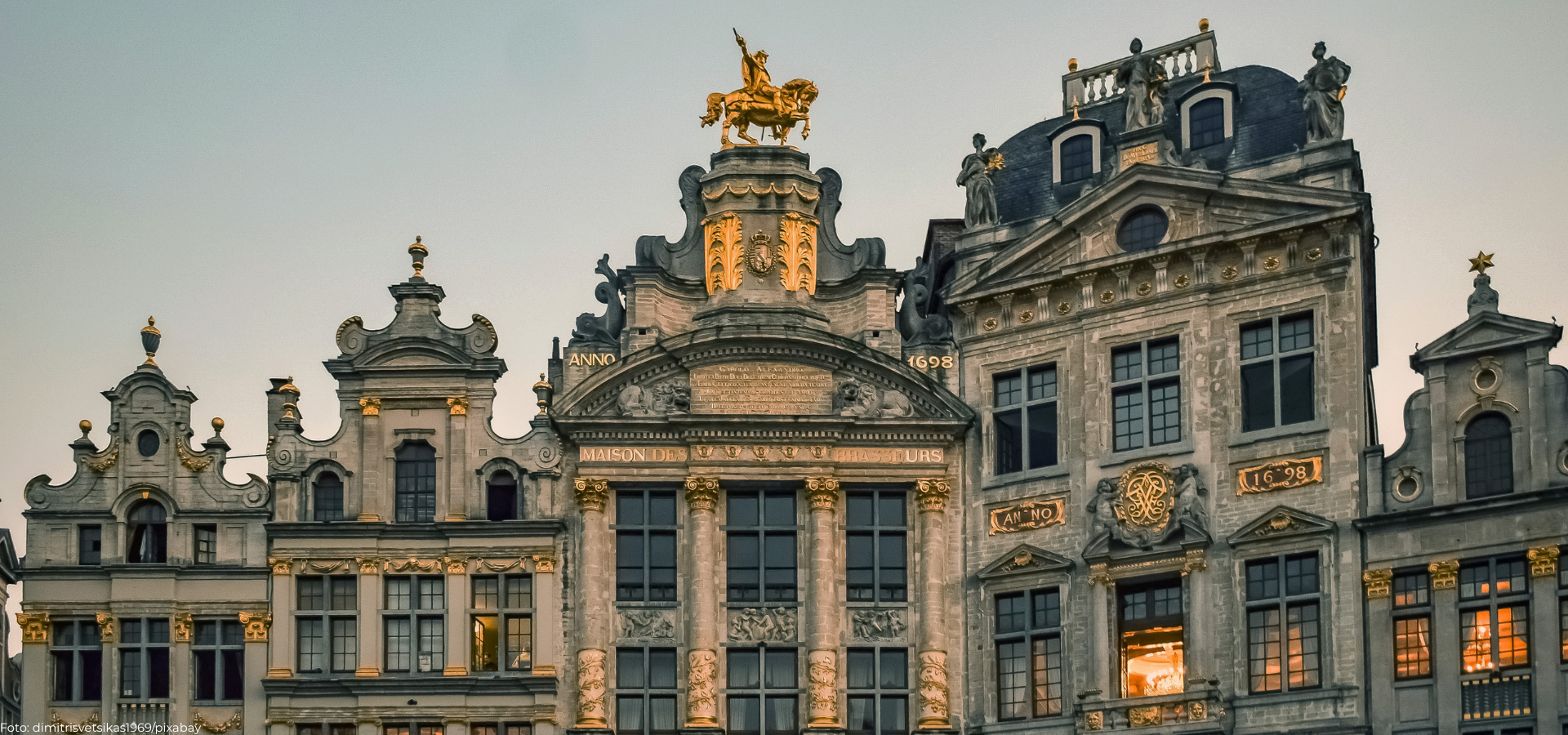 Illustration: weiblich gelesene Figur hält Kuchen an der offenen Backofentür, Sprachblase mit Herz, im Hintergrund männlich gelesene Figur hält mit einer Hand eine Schüssel, im Vordergrund Radio mit Lautstärkezeichen