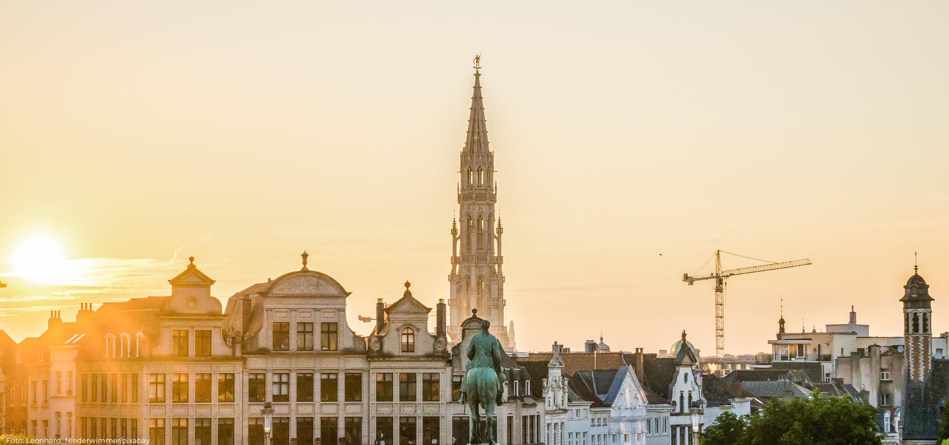 Illustration: weiblich gelesene Figur hält Kuchen an der offenen Backofentür, Sprachblase mit Herz, im Hintergrund männlich gelesene Figur hält mit einer Hand eine Schüssel, im Vordergrund Radio mit Lautstärkezeichen