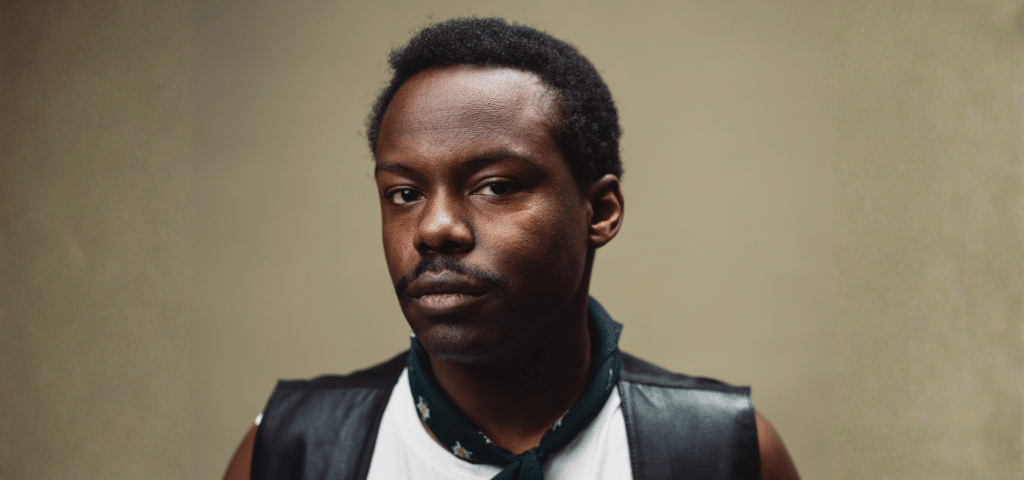 Porträt von Mwita Mataro – Musiker und Filmemacher, der mit einer bipolaren Störung lebt, im ZIMT Magazin Interview