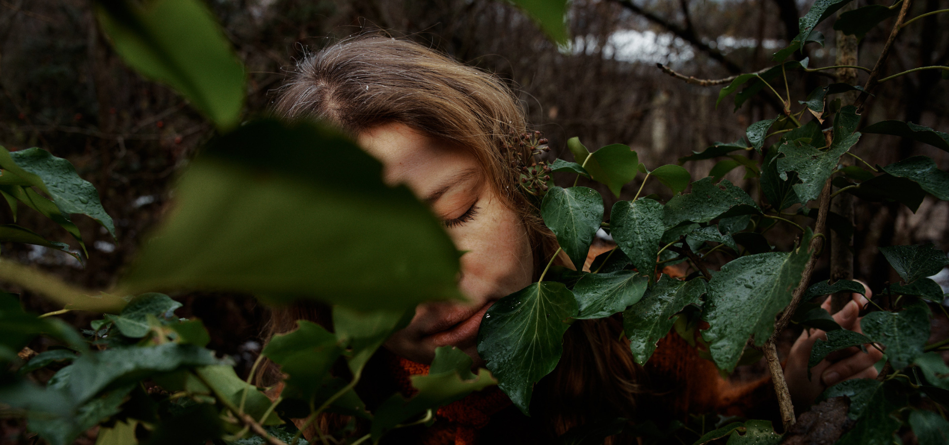 Person mit VR-Brille in Pflanzenumgebung