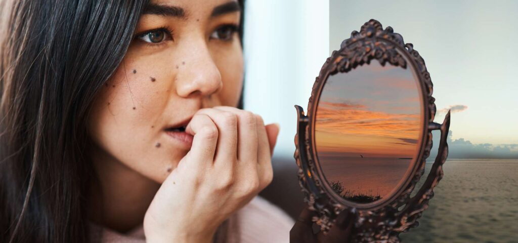 Nachdenkliche Frau beißt sich auf den Finger neben einem antiken Handspiegel, der einen Sonnenuntergang reflektiert – Symbolbild für Selbstwahrnehmung, Selbstzweifel und die Möglichkeit zur Veränderung durch Neuroplastizität