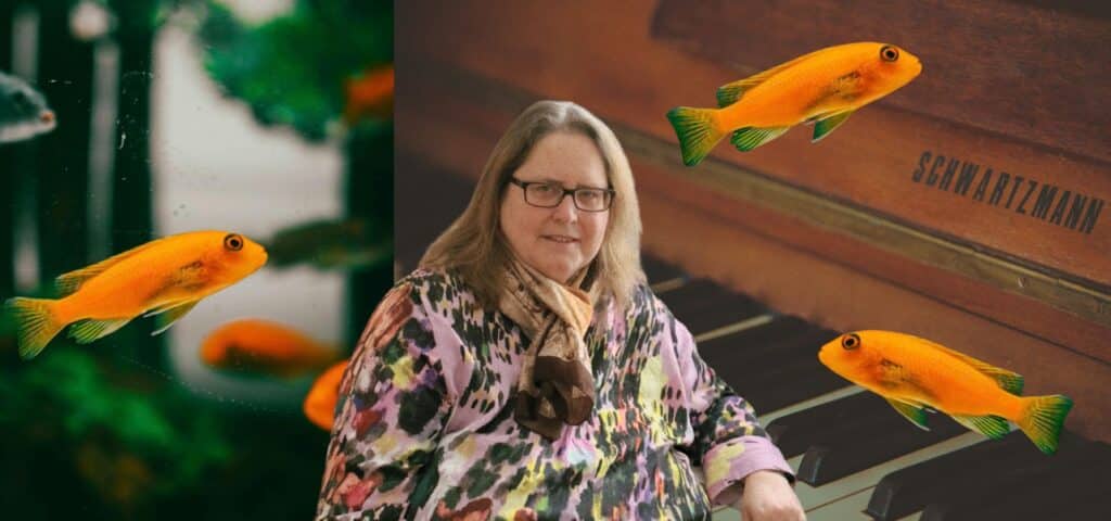 Portrait einer Frau mittleren Alters mit schulterlangemblondem Haar und schwarzer Brille, bunt gemustertem Oberteil und Seidenschal, leicht lächelnd in die Kamera blickend; ringsum sind orangefarbene Aquariumfische in einer Collage eingebettet