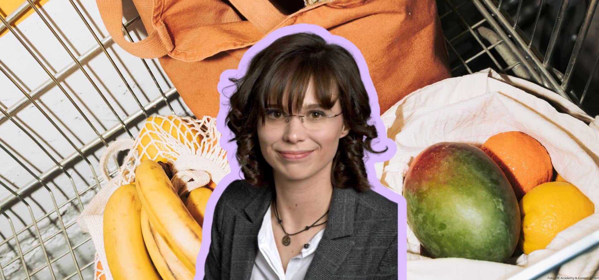 Porträt von Sabrina Leal Garcia: Frau mit Brille und lockigem Haar vor einem Einkaufswagen mit Bananen, Mango und Obst, lila umrandet